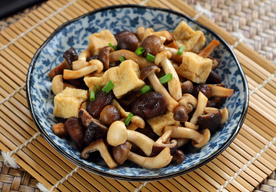 豆腐和蘑菇炒。