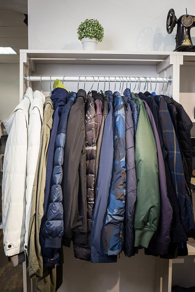 衣服挂在名牌商店的架子上