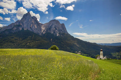 鲜花草地和圣瓦伦丁教堂，Seis am Schlern，意大利，令人印象深刻的山Schlern在背景
