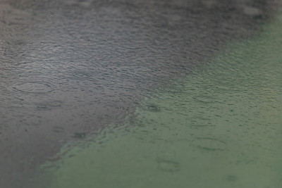 雨点落在游泳池里。