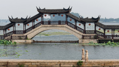 中国江苏省苏州市昆山市自然风景古镇锦溪美丽的古桥。