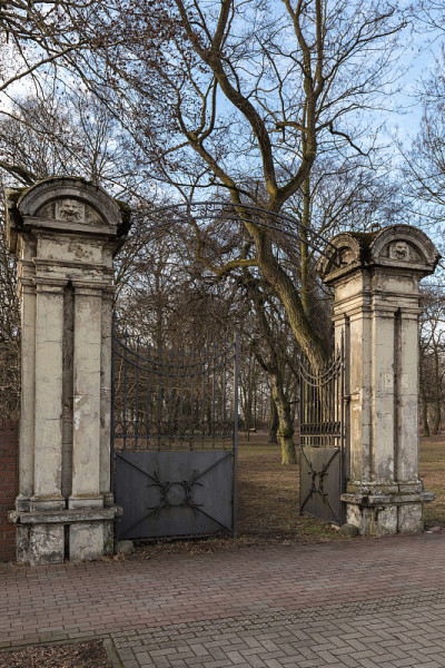 位于Krefeld Uerdingen的公园老门