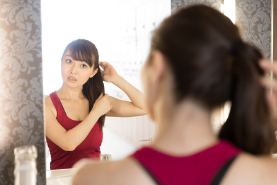 迷人的亚洲女人在更衣室放松