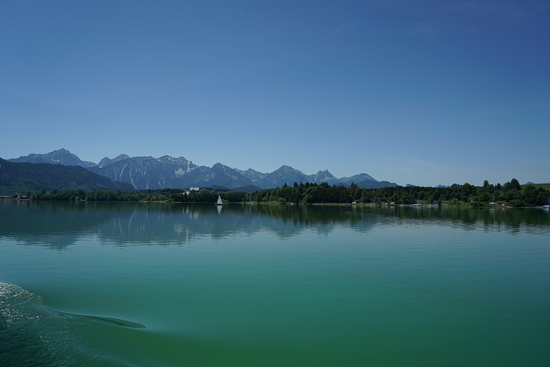 forgensee位于巴伐利亚，巴伐利亚国王路德维希在岸边建造了他的城堡Neuschwanstein