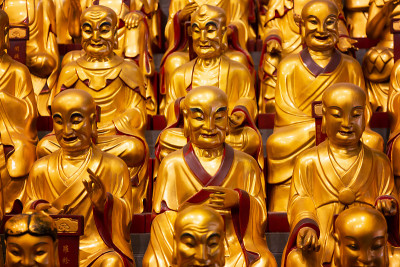 中国上海的龙华寺有许多罗汉的金像。中国著名的佛寺。