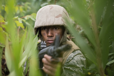 士兵们在训练中使用武器
