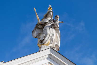 雕像与金色权杖和皇冠上的圣斯蒂芬大教堂(Dom St. Stephan)在帕绍，巴伐利亚，德国