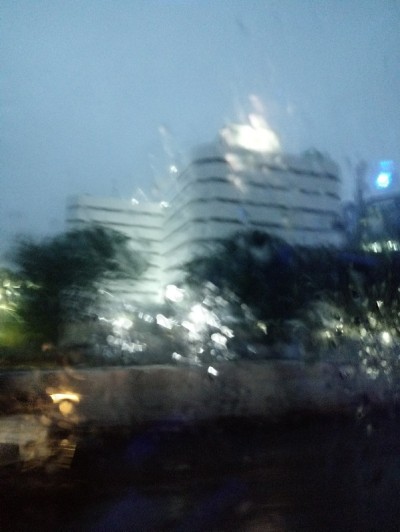 透过一扇下雨的窗户