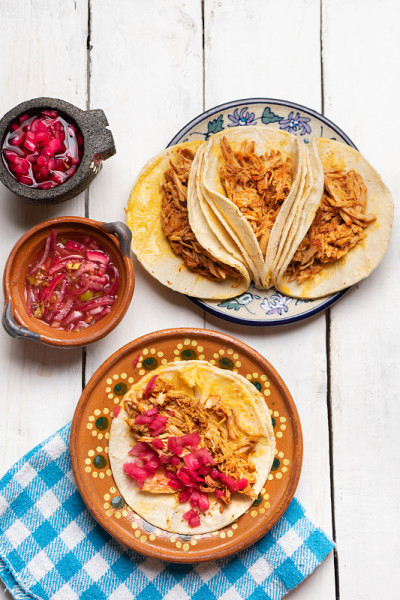 墨西哥猪肉玉米饼也叫“Cochinita pibil”白色背景