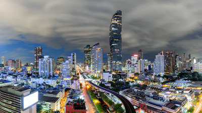 曼谷夜景商业区全景视图与高度的建筑和暴风雨多云在晚上的时间