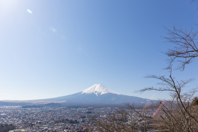 富士山的蓝天和len耀斑在左上方