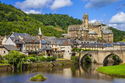 Estaing, Pyrenees。法国