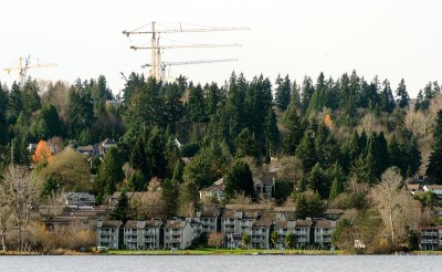 华盛顿萨马米什湖对面的建筑起重机和雷德蒙德山