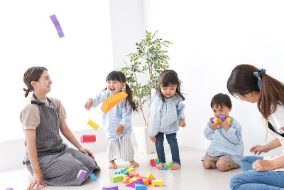 幼儿园的老师和孩子们