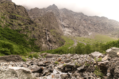 大岩石和山河景观