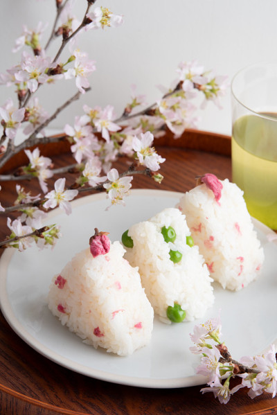 日本食物:春天的形象。盐樱桃花饭团和绿豌豆饭团