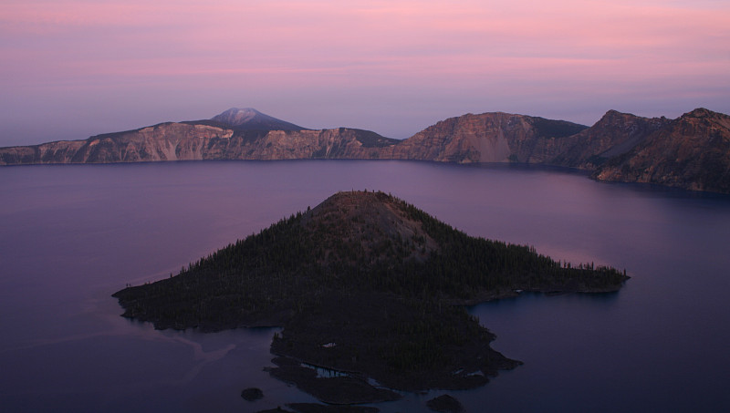 俄勒冈州黄昏火山口湖