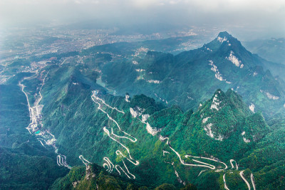 中国湖南张家界天门山国家公园九十九个弯道的天门