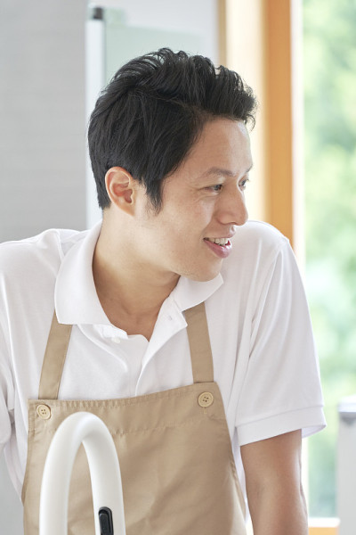 亚洲男人在家做饭