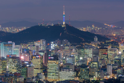 夜晚的首尔，韩国城市的天际线。
