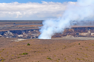活火山火山口冒出的烟