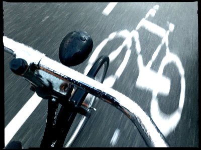 自行车标志转向运动街道暗雨阿姆斯特丹