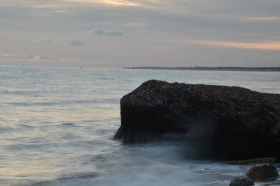 美丽的日落在海上科西嘉岛与美丽的颜色在地平线上