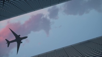 飞机飞过大城市摩天大楼的顶层。三维演示