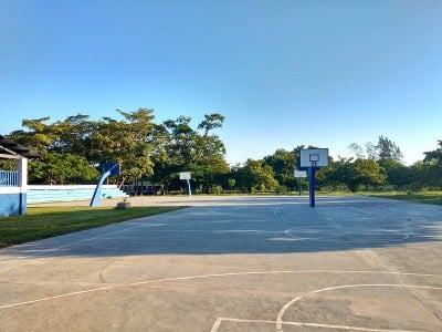 危地马拉佩滕圣埃琳娜玛雅体育中心的篮球场，阳光明媚。自然概念