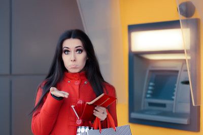 滑稽的购物女人拿着一便士