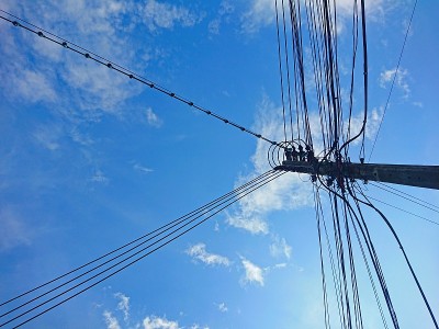 建筑、街道和电线杆电缆