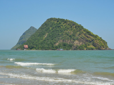海浪拍打着沙滩
