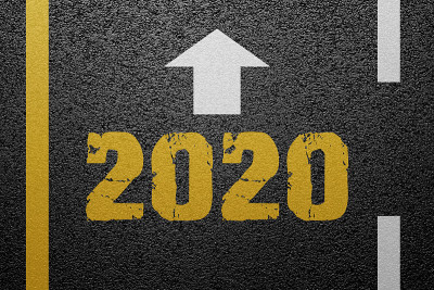沥青路面上的2020年新年路标