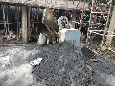 建筑工地的水泥搅拌机