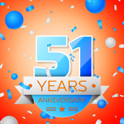 在橙色背景上庆祝51周年。周年丝带