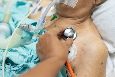 医生在医院病床上给病人治病