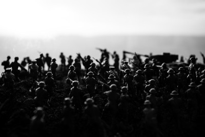 战争的概念。军事剪影战斗场景上的战争雾天空背景，世界大战士兵剪影下多云的天际线在日落。攻击的场景。装