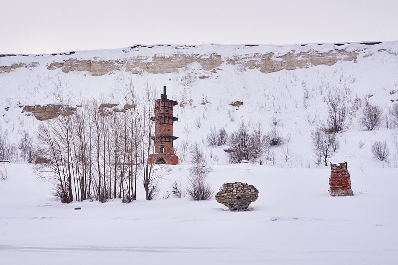 一座古老的粘土窑，建在白雪覆盖的高坡上。被遗弃的废墟。