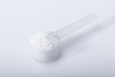 运动补充剂，肌酸，hmb, bcaa，氨基酸或维生素粉测量。运动营养的概念。