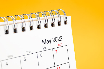 2022年5月黄色背景台历。