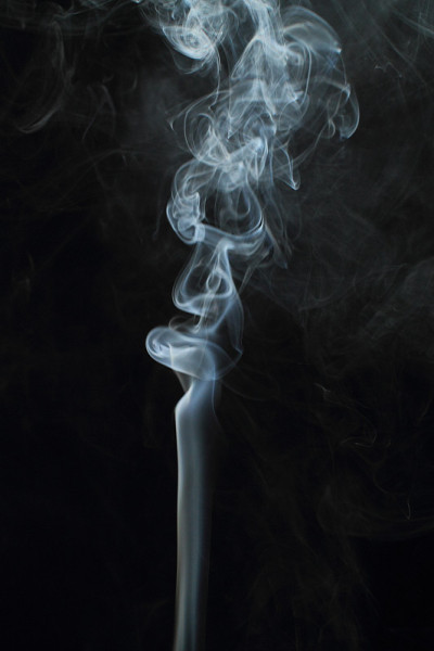 黑色背景上的白色烟雾纹理