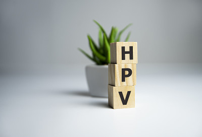 人乳头瘤病毒的字写在木板上。HPV文本表为您的设计，俯视图概念