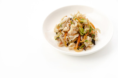 日本料理，紫鲷鱼，猪耳朵配梅子海带和蔬菜。