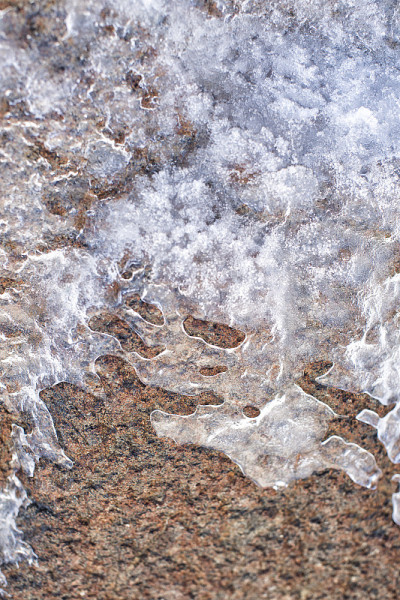 雪在岩石上融化
