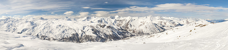 雪山山谷的景色