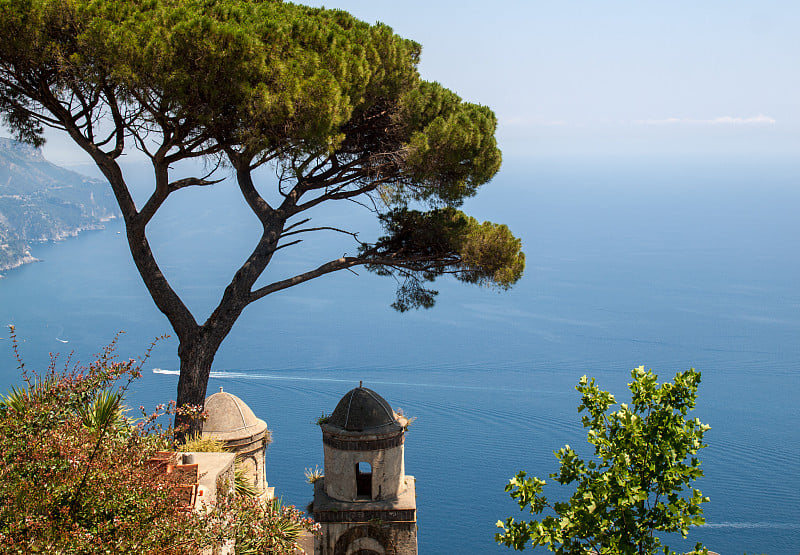 从Villa Rufolo, Ravello, Campania, Italy俯瞰萨莱诺湾