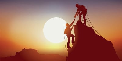 胜利的登山理念与两个登山队员团结在一起努力