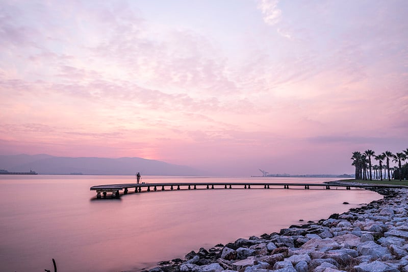 伊兹米特市,Sekapark科喀艾里。美丽的海滨自然公园。土耳其日落海景。