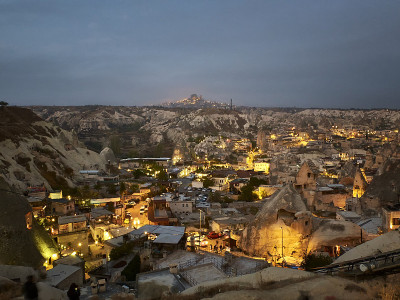 清晨地平线上的卡帕多西亚小镇戈雷米(Goreme)和乌奇萨(Uchisar)城堡的洞穴房屋和火山景观