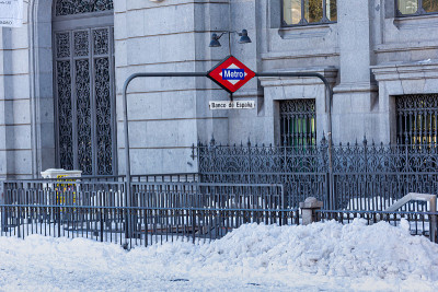 西班牙马德里——2021年1月9日:马德里的Banco de España地铁站被暴风雪菲洛梅娜覆盖